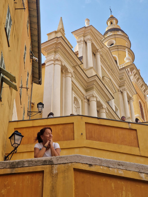 Menton šarene fasade i pogled na more na Azurnoj obali